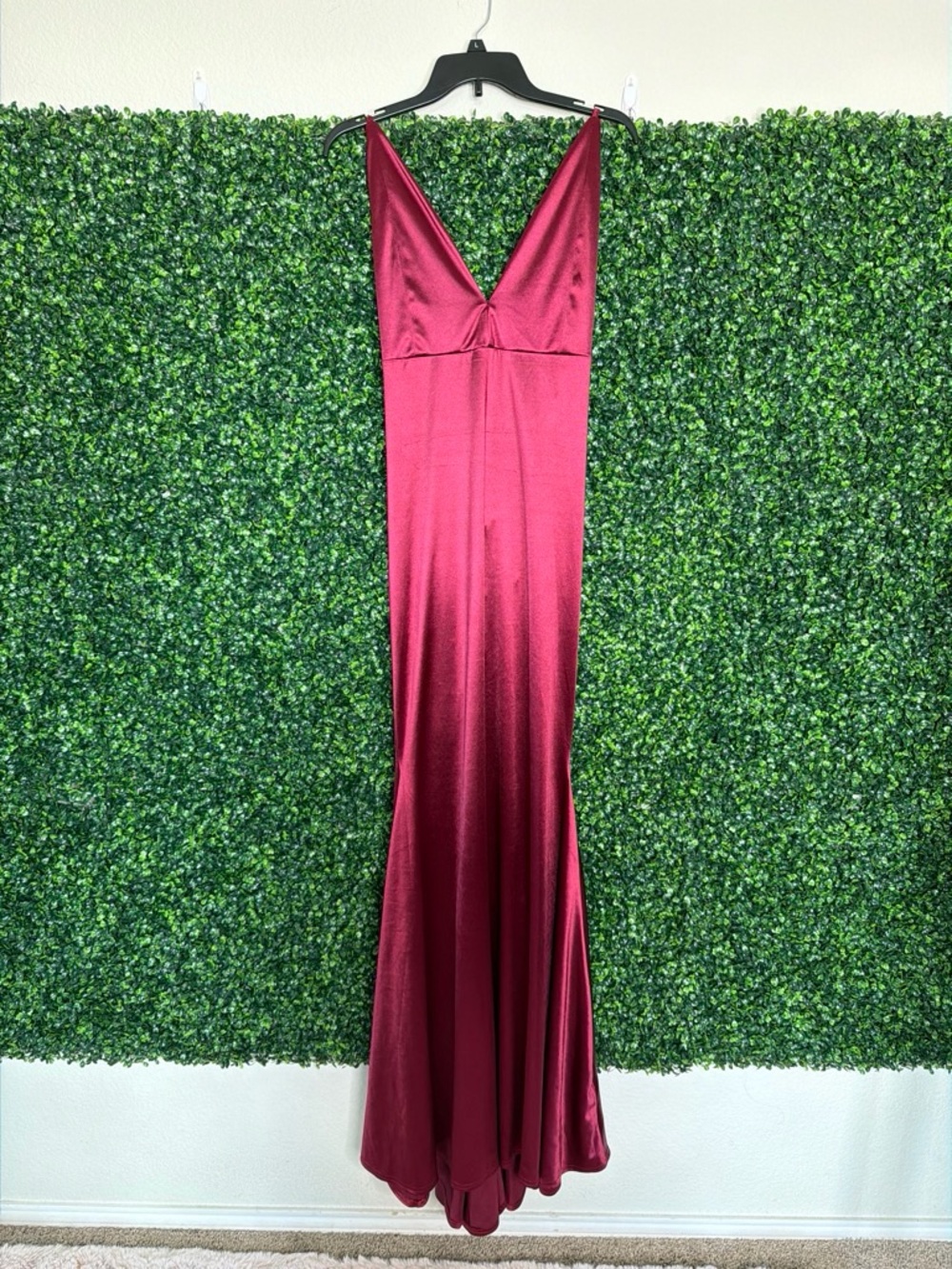 Elegant Satin V-Neck Burgundy Evening Dress
